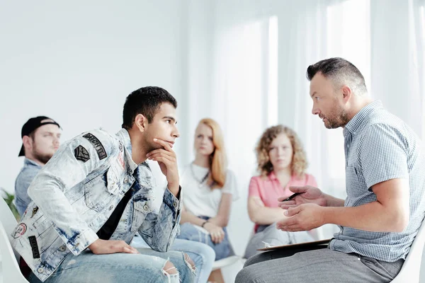 Consejero y joven problemático — Foto de Stock