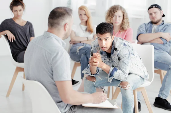 Adolescent spaniol în timpul terapiei de grup — Fotografie, imagine de stoc