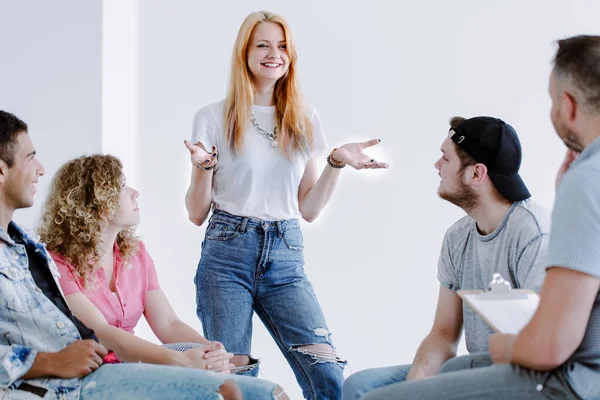 Chica sonriente y adolescentes — Foto de Stock