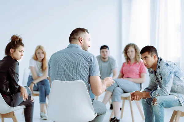 Therapeut im Gespräch mit jungen Menschen — Stockfoto