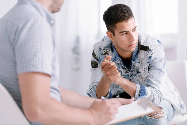 Tiener in gesprek met de counselor — Stockfoto