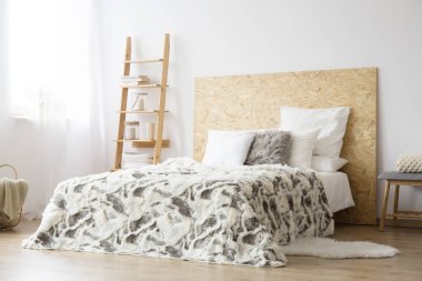 Kral yatak üzerinde desenli bedsheets