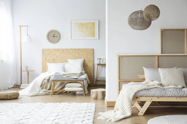 Kamar tidur alami dengan bedhead kayu — Stok Foto