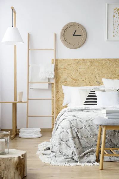 Camera da letto naturale con orologio di carta — Foto Stock