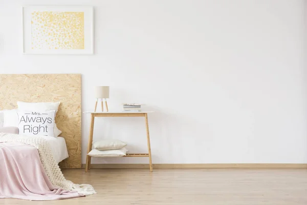 Vrouwelijke slaapkamer met goud schilderij — Stockfoto