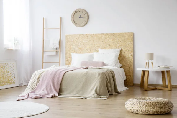 Натуральна спальня з дерев'яними меблями — стокове фото