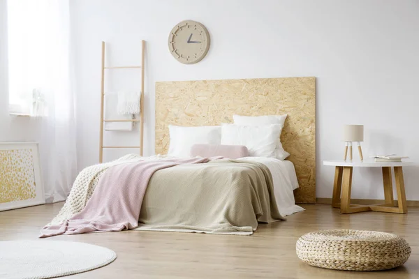 Chambre naturelle avec meubles en bois — Photo