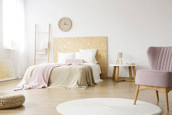 Weißer Teppich im hellen Schlafzimmer — Stockfoto