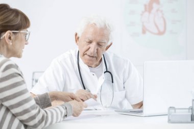İlaç dozunu açıklayan doktor