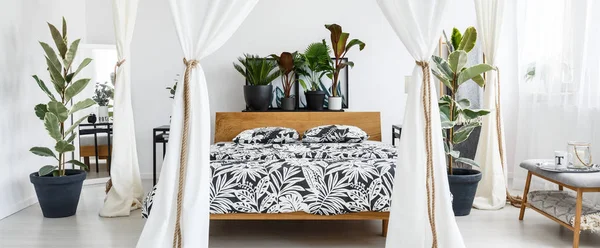 Weiße Festzelte im floralen Schlafzimmer — Stockfoto