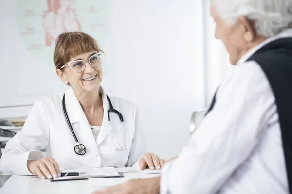 Doctor smiling at patient — Stock Photo, Image