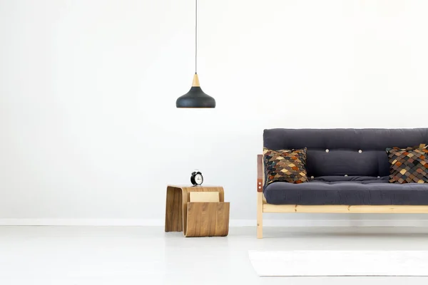 Ciemny kanapa w pokoju dziennym — Zdjęcie stockowe