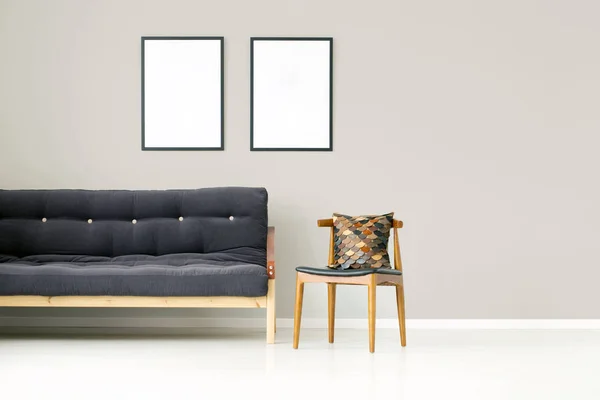 Apartamento interior con silla de madera — Foto de Stock