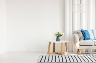 Beyaz koltuk üzerinde mavi yastık