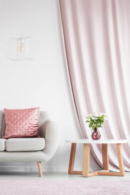 Bej kanepe üzerinde beyaz lamba