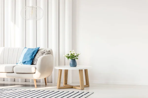 White table in living room — Stock Photo, Image