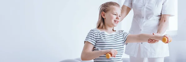 Lachende meisje uitoefenen met halters — Stockfoto