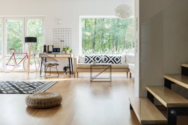 Çalışma alanı ile geniş oturma odası