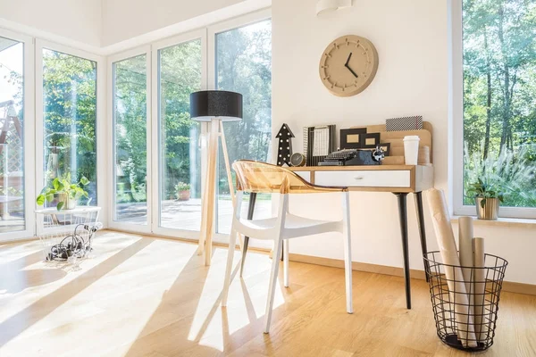 Open workspace with basket — Stock Photo, Image