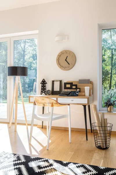 Escritorio de madera contra pared blanca — Foto de Stock