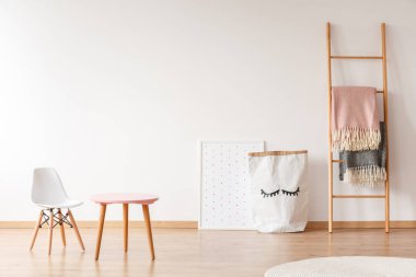 Beyaz sandalye ve pembe tablo