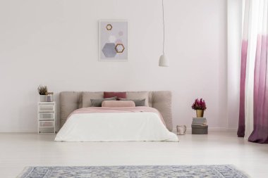 Yatak üstünde beyaz lamba