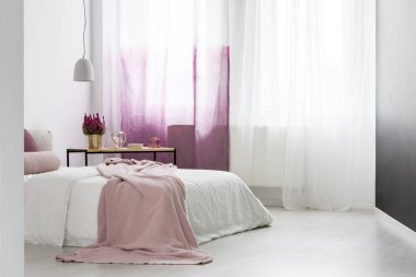 Büyük pencere ile parlak yatak odası