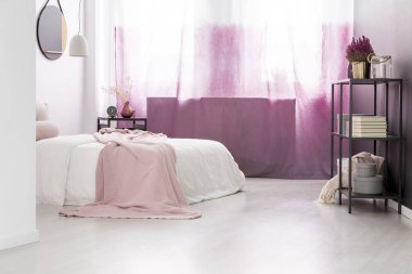 Kadın yatak odası süslemeleri ile