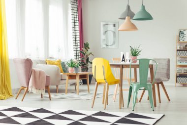 Renkli çok fonksiyonlu salon
