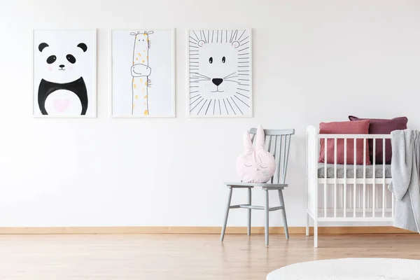 明亮的房间白色婴儿床 — 图库照片