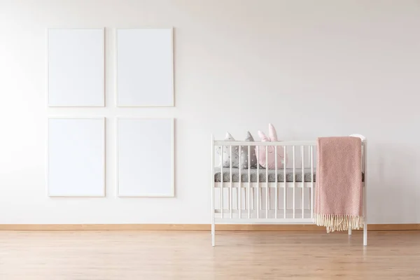 白色婴儿床和海报版面编排 — 图库照片