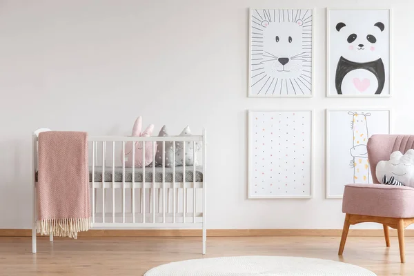 Crib in baby room — Stock Photo, Image