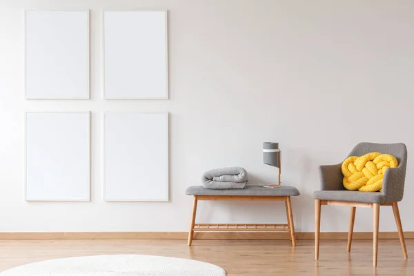 Perabotan abu-abu terhadap dinding putih — Stok Foto