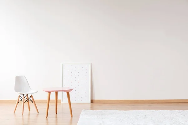 Camera vuota con piccoli mobili — Foto Stock