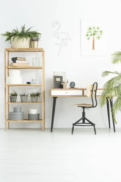 Espacio de trabajo natural con muebles de madera — Foto de Stock