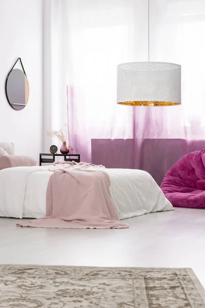 Одеяло на кровати — стоковое фото