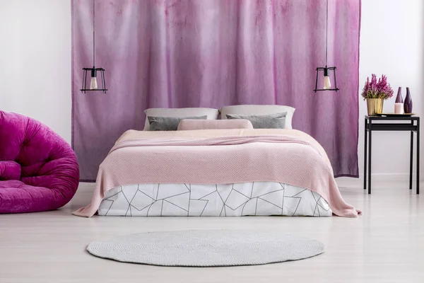 Ροζ Κουβερλί ημίδιπλο βαμβακερό στο κρεβάτι — Φωτογραφία Αρχείου