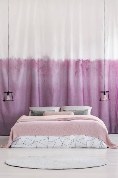 Kulatý koberec a postel růžové — Stock fotografie