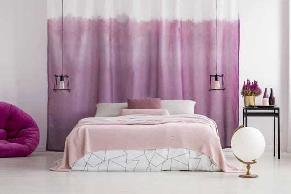 Bílá ložnice s růžovým nádechem — Stock fotografie