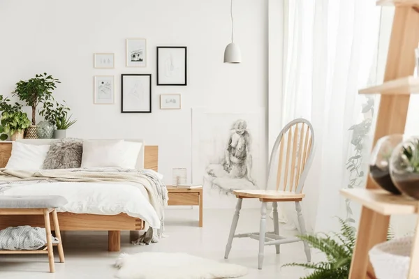 Doğal yatak odasında ahşap sandalye — Stok fotoğraf