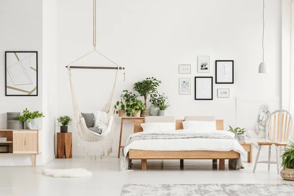 Dormitorio con muebles de madera —  Fotos de Stock