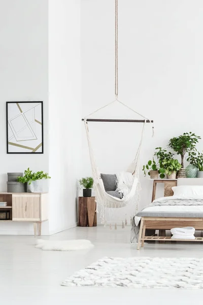 Helles Schlafzimmer mit Hängematte — Stockfoto