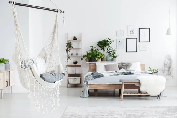 Witte hangmat in slaapkamer interieur — Stockfoto