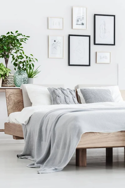 Gros plan du lit en bois — Photo