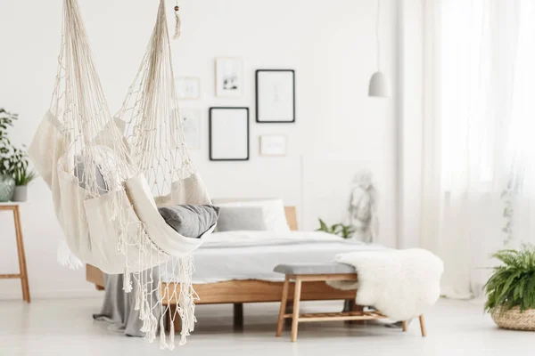 Hängematte und Bett im Schlafzimmer — Stockfoto