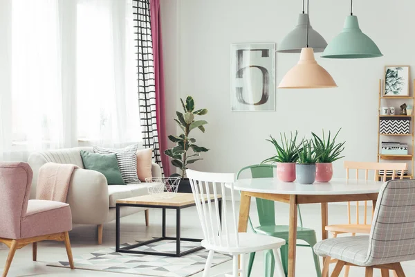 Moderne pastellfarbene Wohnung — Stockfoto