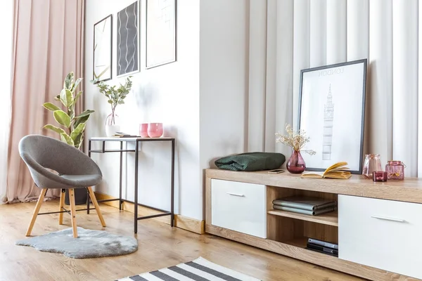 Vrouw woonkamer met poster — Stockfoto