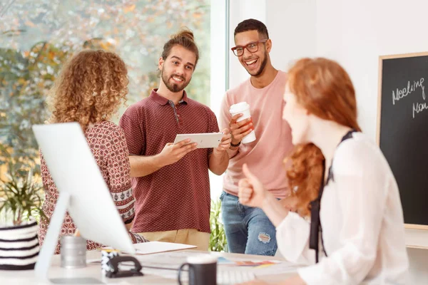 Grupo multicultural de compañeros de trabajo — Foto de Stock