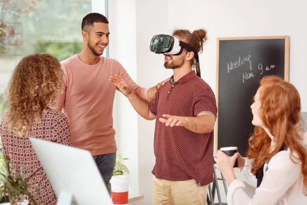 Man with virtual reality glasses — Stock Photo, Image