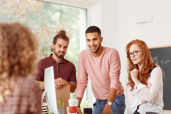 Personas discutiendo con el líder del equipo — Foto de Stock